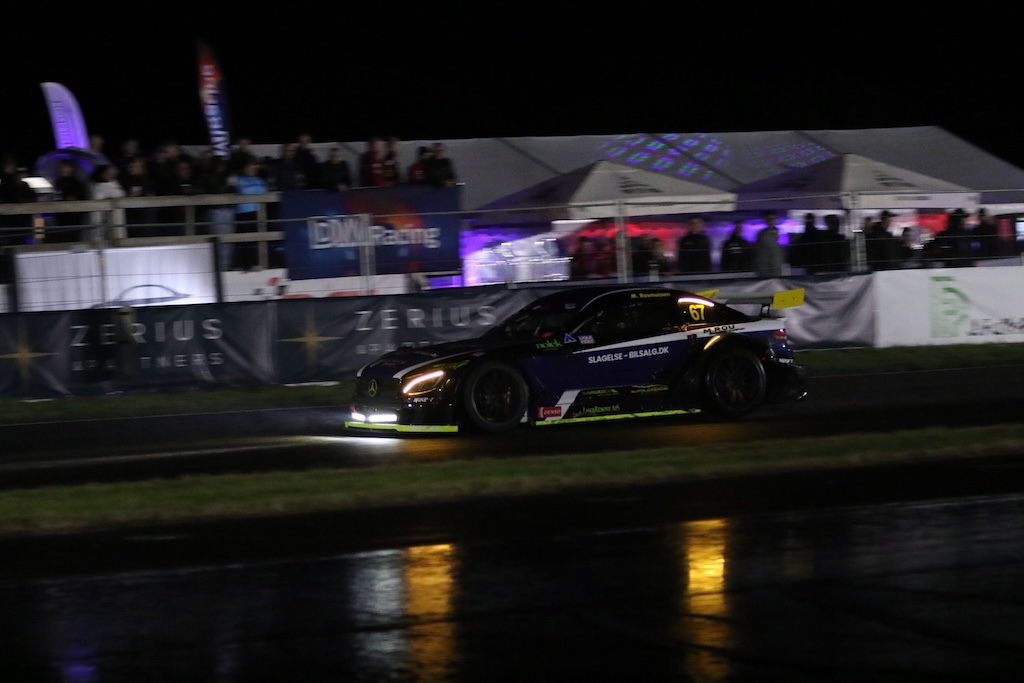 Mads Rasmussen - Night Race gav pokal til Nymark Racing Academy.
(Foto: Motorsporten.dk)